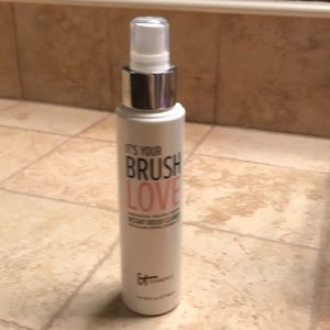 IT Cosmetics brush cleaner.